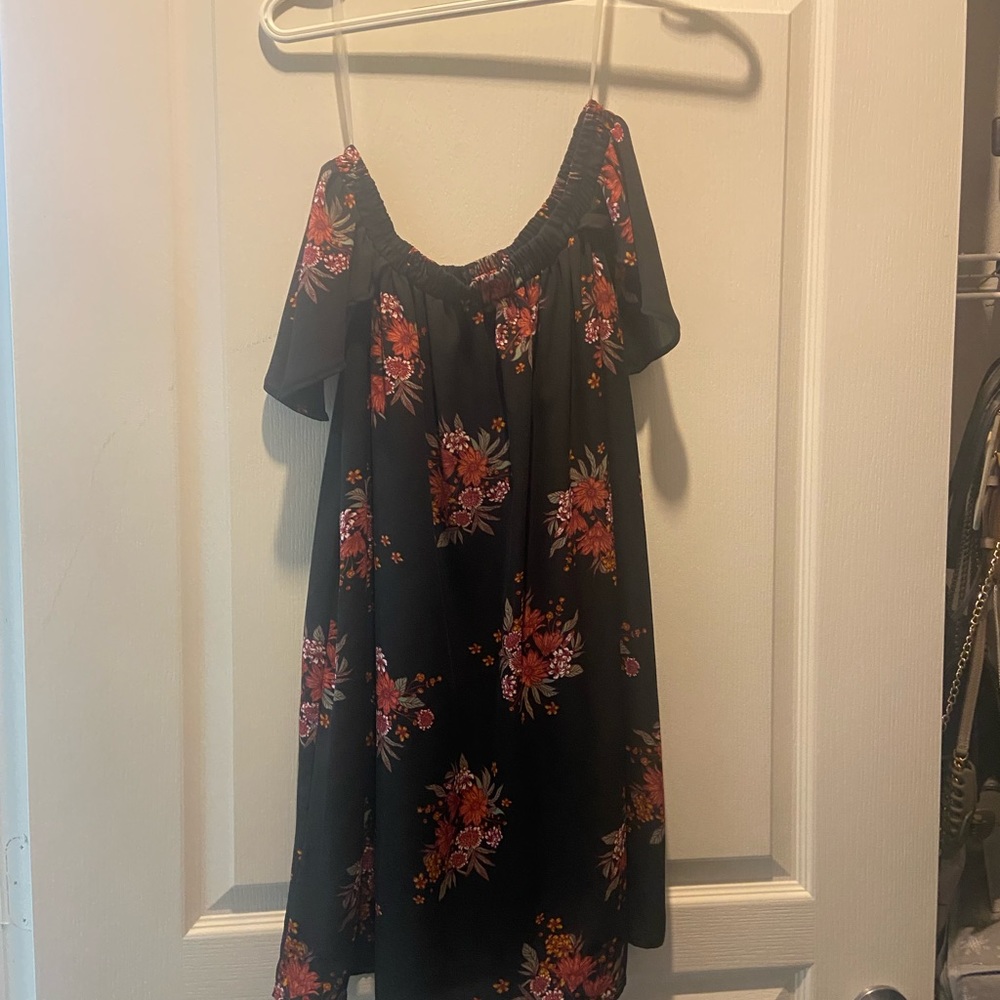 From Sophie and Trey..Off the shoulder floral mini dress size small